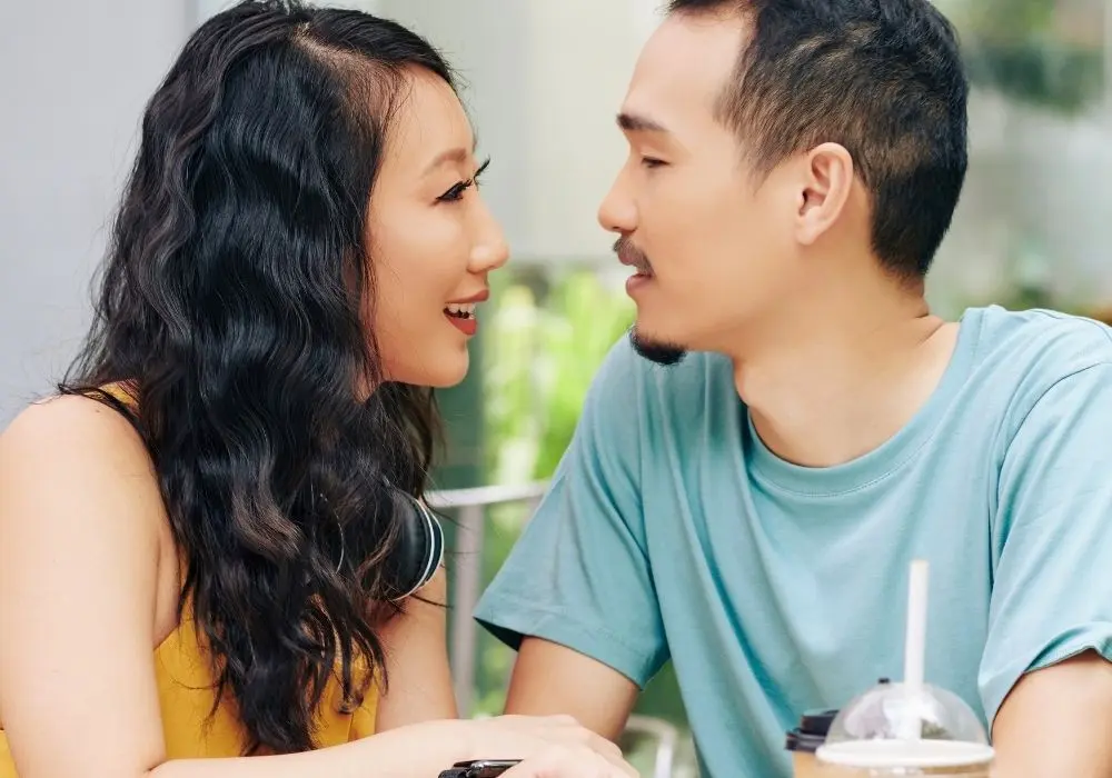 Chinese couple together, representing relationship counselling for Chinese and Asian couples in Vancouver in English and Mandarin